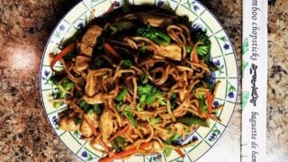 STIR FRY NOODLES with CHICKEN (NOUILLES avec du POULET) #pancit #chickenANDnoodles #easycook