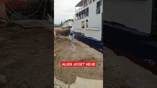 PENAMPAKAN ALIEN JOGET SAMPING KAPAL