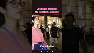 Janhavi Kapoor at Mumbai Airport Give Selfies to Fans