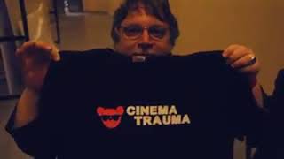 Guillermo del Toro acepta obsequio de Cinema Trauma