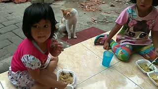 bocah makan mie ayam - eat noodles