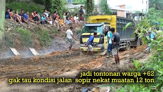 gak tau kondisi jalan sopir nekat muatan 12 ton, ahirnya jadi tontonan warga +62