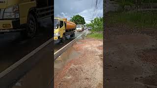 Banjir sudah mulai dalam dan menyeberangi jalan raya #shorts