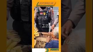 SEGEROMBOLAN POLISI INI MEMBORONG pisang seorang nenek yang jualan dipinggir jalan.