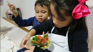 Sarah comendo salada com abacate