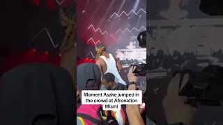 The moment fans strip ASAKE naked as he jumped into the crowd at #AfronationMiami show