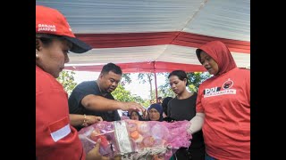 Warga Desa Sukabakti beramai ramai tukar minyak goreng dengan sampah botol plastik