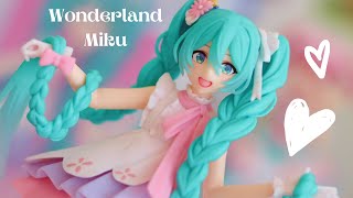 Unboxing Taito Hatsune Miku Wonderland Figure!