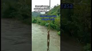 suasanna kampung setelah diguyur hujan, sungainya meluap....