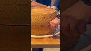 Oscar Farinetti apre una forma di Grana Padano #oscarfarinetti #granapadano