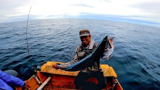 MANCING IKAN MENGGUNAKAN CARA YANG LUAR BIASA, UMPANNYA DARI HELEM MOTOR