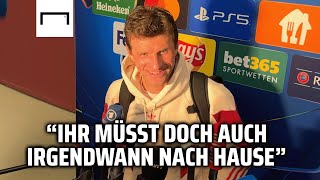 Müller scherzt mit Reportern über Verspätung 😂 | FC Bayern 1:0 Benfica