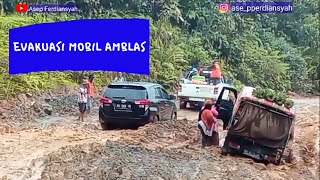 Evakuasi Mobil Amblas