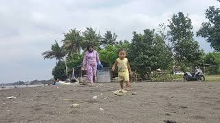 lagi main di pantai bersama anak #shorts