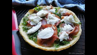 TORTA SALATA con rucola prosciutto crudo e burrata