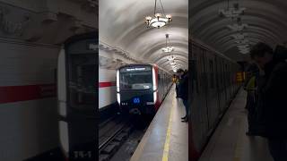 «Балтиец» прибывает на станцию Пушкинская КВЛ #спб #youtube #shortsclip #metro #транспорт #балтиец