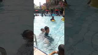 berenang dikolam renang liburan sekolah wisata seru di waterboom @4anakrambow #shorts