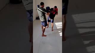 MUAY THAI academia aliança treinador Vinicius Borba puxando Thai Pad Lucas Randa