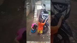 Cuci motor beat ga pake sabun #manyun #baby #lucunya #cute