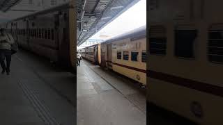 22148 Sainagar Shirdi Dadar Express arrived at Nashik Road Railway station #railwayjourney #shirdi