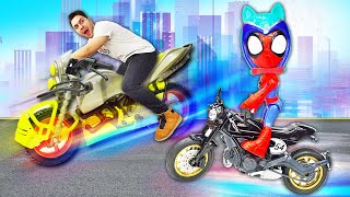 ¿Qué ha pasado con la motocicleta de Hombre Araña? Coches de Spiderman en ¡Oh, se dañó!