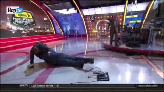 Shaquille O'Neal, che tonfo: cade e distrugge lo studio televisivo