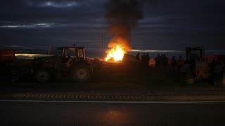 Francia, agricoltori in protesta per il quarto giorno: bloccato il porto di Bordeaux