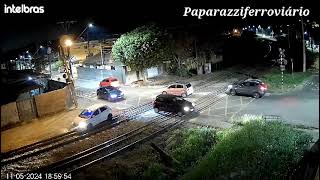 Carro enrosca nos trilhos (Cortes TREM Live Cam )