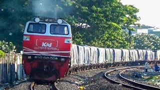 MENIKMATI KERETA SENJA DI STASIUN SURABAYA PASAR TURI