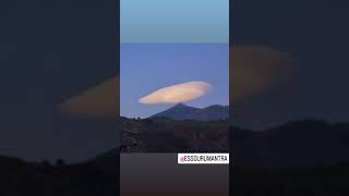 Lenticular cloud, usually parallel to wind.                  #essgurumantra