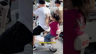 This little girl is using Dad’s white shirt as both a canvas and a napkin🤣.#shorts