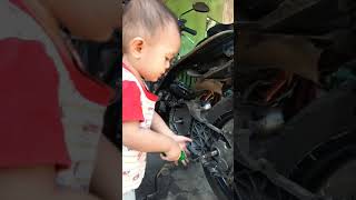 Bocah Jadi Mekanik Motor