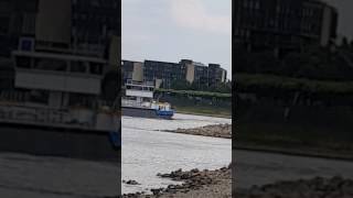 Heute ist Sonntag um 18 uhr auf dem Rhein In Düsseldorf 8 7