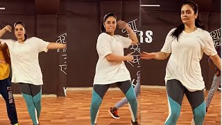 Anchor Sreemukhi Dance Practise for Show | Ramulamma Rocking Dance Performance | Telugu Cinema Adda