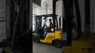 sopir forklift yang ganteng