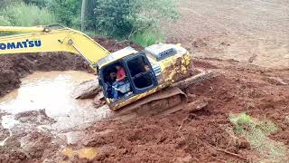 Escavadeira KOMATSU atolada. (KOMATSU hydraulic excavator stranded in the swamp)