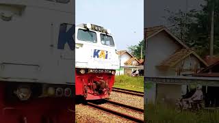 KERETA ARGO PARAHYANGAN MEMASUKI STA CIBUNGUR#keretaapi #shortvideo