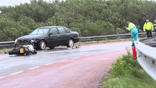 Motorrijder rijdt tegen auto door harde wind