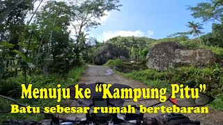 Menuju Puncak Kampung Pitu, melewati batuan besar dipinggir jalan | Wisata Jogja