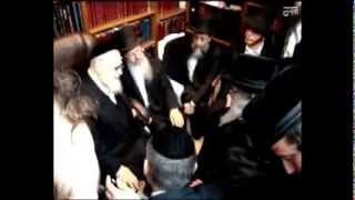 הרבי מבעלזא בניחום אבלים אצל הגר"ע יוסף   Ovadia Yosef / Belz