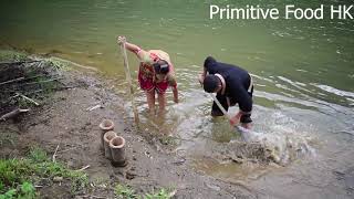 Primitive life : Trap Catch Fish Unique by bamboo tube, Bury bamboo tubes under water to trap fish