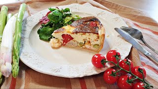 Spargelquiche mit weißem und grünem Spargel