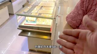 女子家的 黄金压箱底 要卖六百多一克 店长不淡定了 直摇头