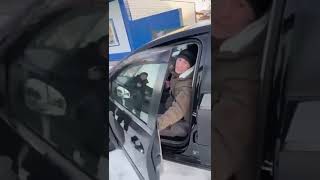 В Казахстане россиян заставили снять с автомобиля наклейку Z