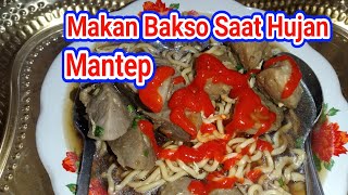 makan bakso saat hujan mantep