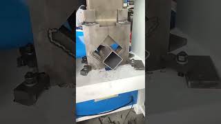 The hydraulic press cuts the steel pipe