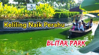 Naik perahu dan kasih makan Ikan di Blitar park