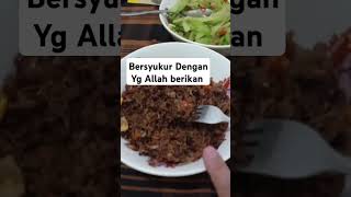 makan sederhana bersama keluarga kecil