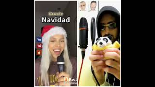 Una mujer cantando Navidad con un Panda