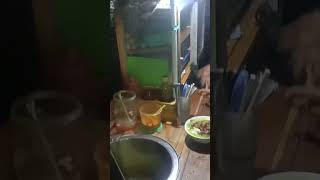 MAKAN MIE AYAM BAKSO WAKTU HUJAN #videoshortsyoutube #short #youtuberpemuladaridesa